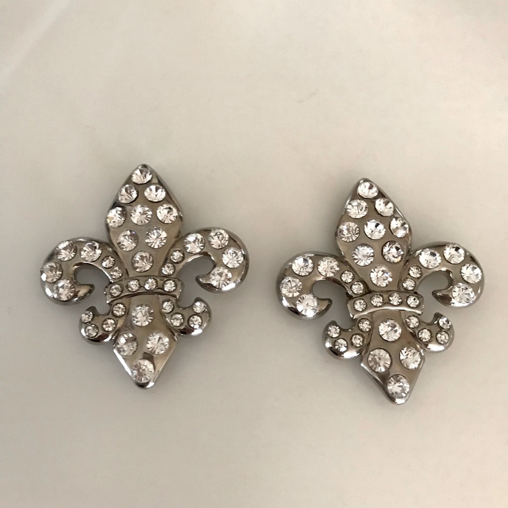 Beautiful silver metal fleur-de-lis encrusted with clear rhinestones